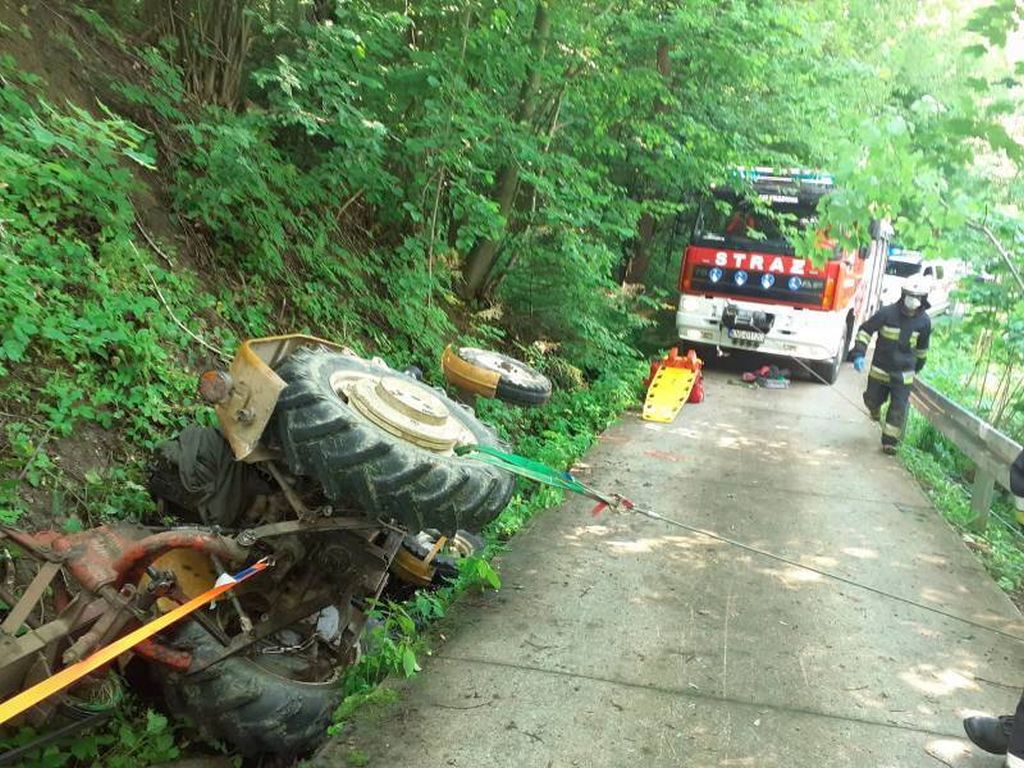 wypadek, ciągnik wywrócił się na bok, małopolskie, traktorzysta w szpitalu