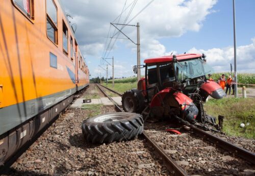 Zderzenie pojazdów było tak silne, że traktor rozpadł się na dwie części, a auto osobowe wpadło do rowu