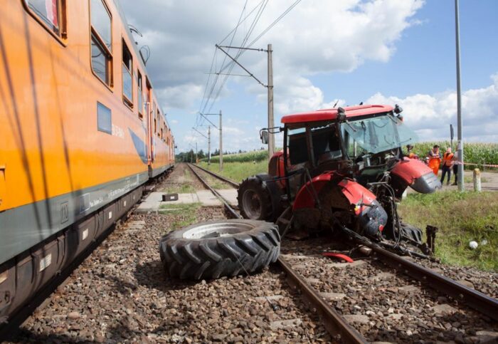 Zderzenie pojazdów było tak silne, że traktor rozpadł się na dwie części, a auto osobowe wpadło do rowu