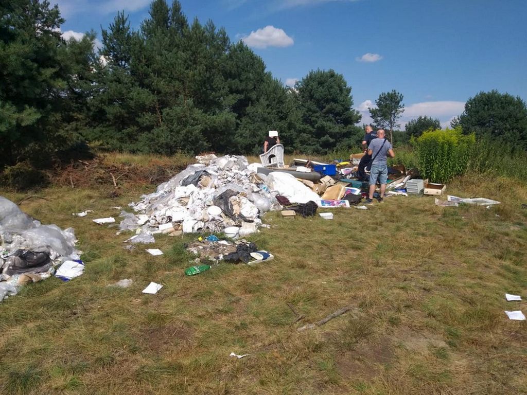 odpady na polu, Wał Ruda, gmina Żabno, KMP Tarnów