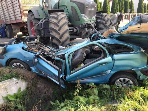 Zderzenie pojazdów było tak silne, że traktor rozpadł się na dwie części, a auto osobowe wpadło do rowu