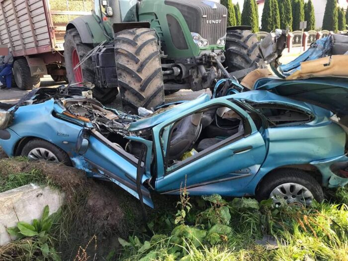 Zderzenie pojazdów było tak silne, że traktor rozpadł się na dwie części, a auto osobowe wpadło do rowu