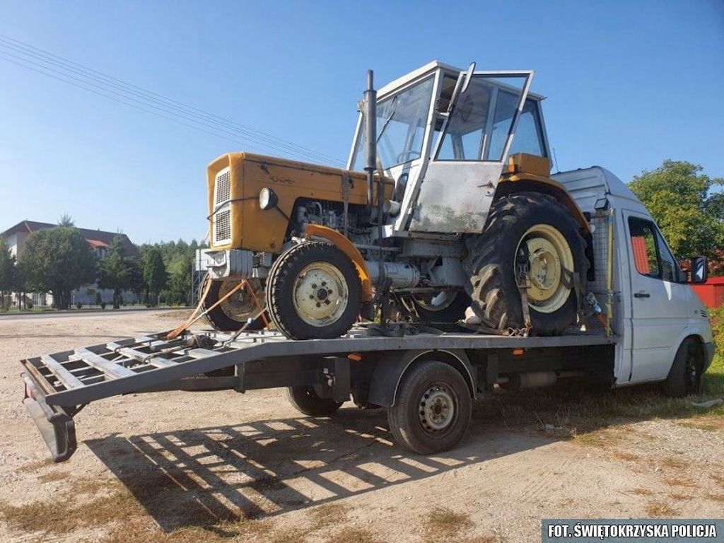 Zderzenie pojazdów było tak silne, że traktor rozpadł się na dwie części, a auto osobowe wpadło do rowu