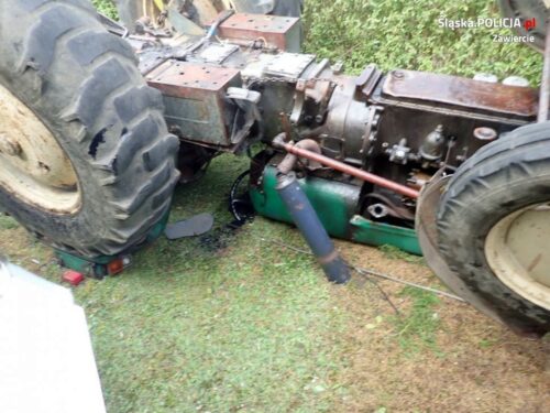 Zderzenie pojazdów było tak silne, że traktor rozpadł się na dwie części, a auto osobowe wpadło do rowu