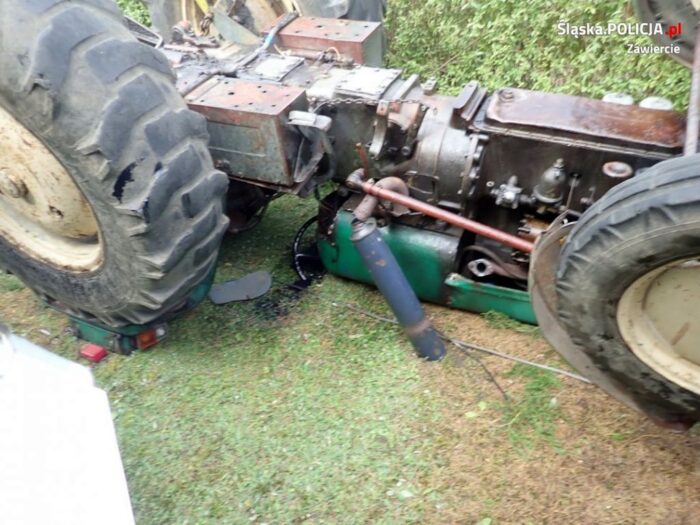 Zderzenie pojazdów było tak silne, że traktor rozpadł się na dwie części, a auto osobowe wpadło do rowu