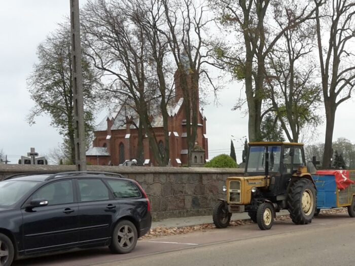 Zderzenie pojazdów było tak silne, że traktor rozpadł się na dwie części, a auto osobowe wpadło do rowu