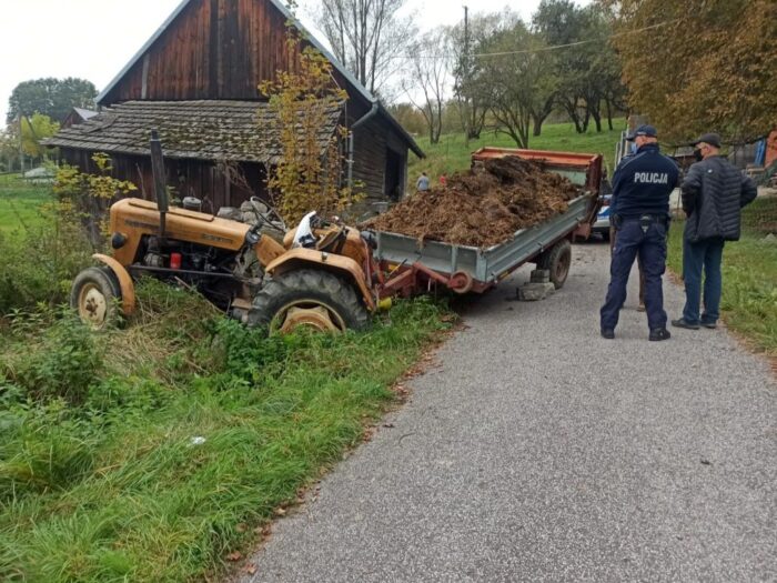Zderzenie pojazdów było tak silne, że traktor rozpadł się na dwie części, a auto osobowe wpadło do rowu