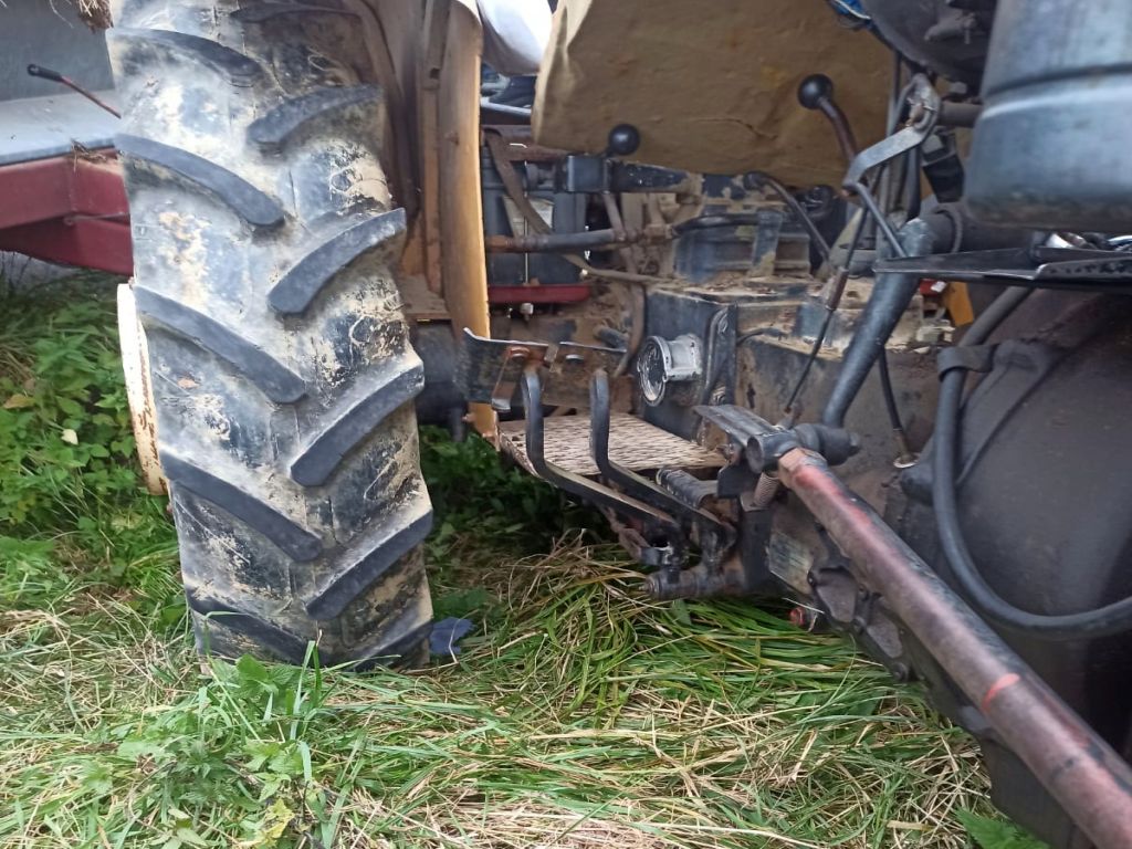 Zderzenie pojazdów było tak silne, że traktor rozpadł się na dwie części, a auto osobowe wpadło do rowu