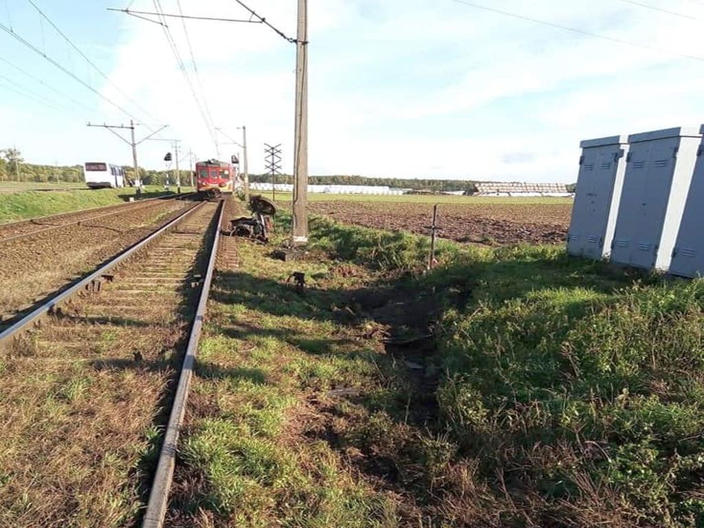 Zderzenie pojazdów było tak silne, że traktor rozpadł się na dwie części, a auto osobowe wpadło do rowu
