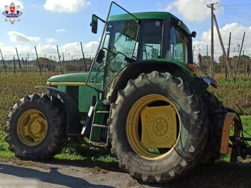 Zderzenie pojazdów było tak silne, że traktor rozpadł się na dwie części, a auto osobowe wpadło do rowu