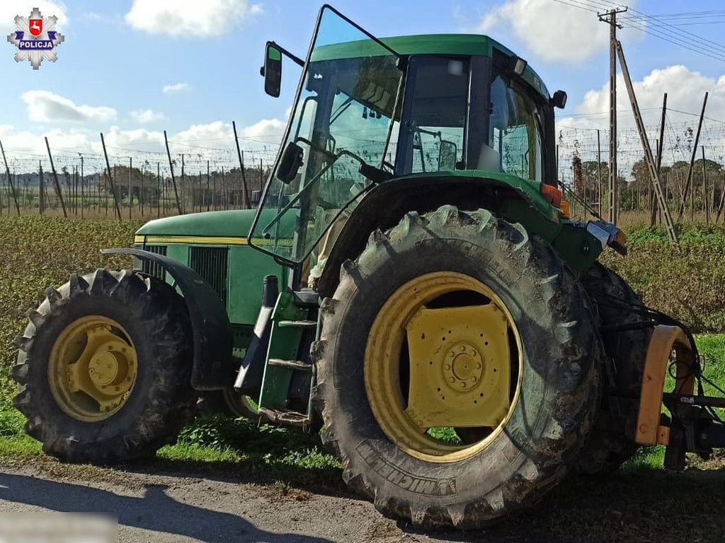 Zderzenie pojazdów było tak silne, że traktor rozpadł się na dwie części, a auto osobowe wpadło do rowu