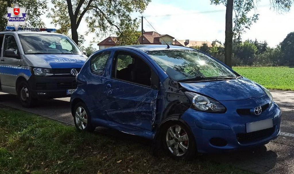 Zderzenie pojazdów było tak silne, że traktor rozpadł się na dwie części, a auto osobowe wpadło do rowu