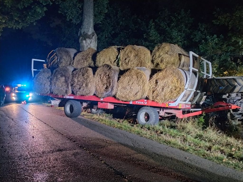 Zderzenie pojazdów było tak silne, że traktor rozpadł się na dwie części, a auto osobowe wpadło do rowu