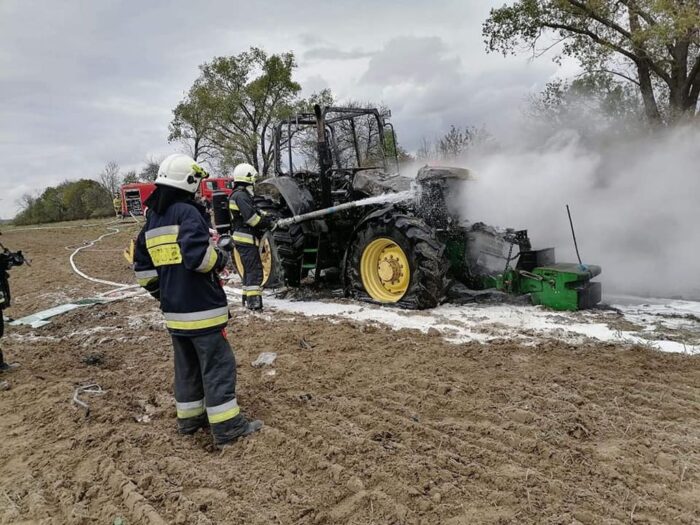 pożar ciągnika, pożar w wielkopolskce, straty rolnika