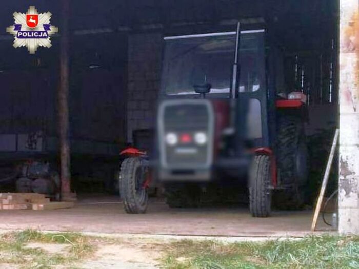Zderzenie pojazdów było tak silne, że traktor rozpadł się na dwie części, a auto osobowe wpadło do rowu