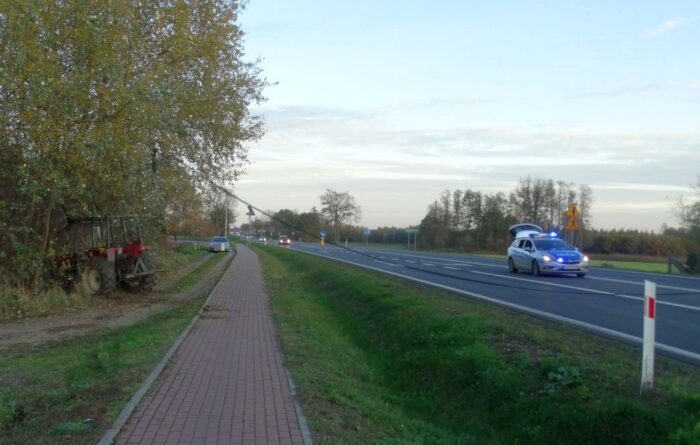 Zderzenie pojazdów było tak silne, że traktor rozpadł się na dwie części, a auto osobowe wpadło do rowu