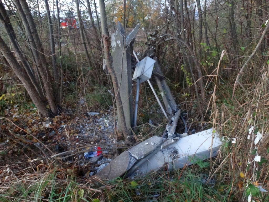Zderzenie pojazdów było tak silne, że traktor rozpadł się na dwie części, a auto osobowe wpadło do rowu