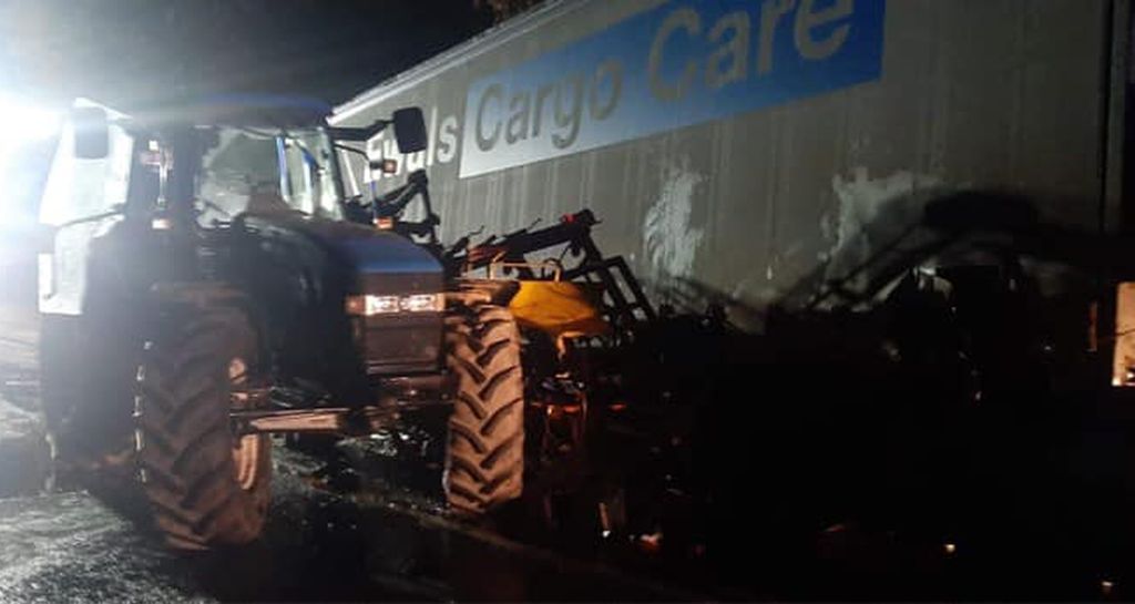 Zderzenie pojazdów było tak silne, że traktor rozpadł się na dwie części, a auto osobowe wpadło do rowu