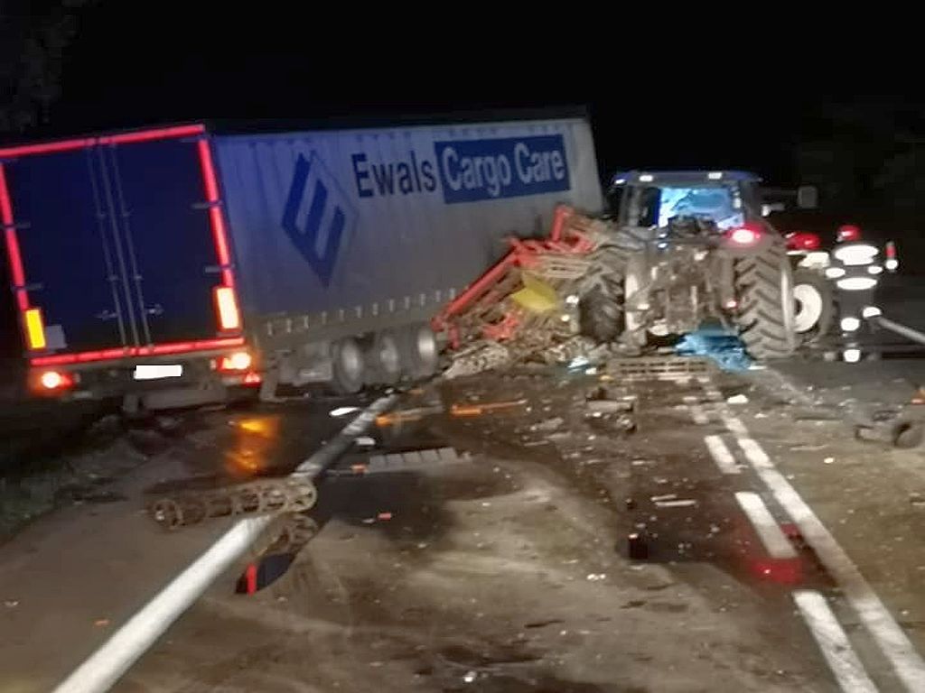 Zderzenie pojazdów było tak silne, że traktor rozpadł się na dwie części, a auto osobowe wpadło do rowu