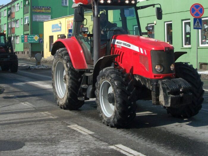 Zderzenie pojazdów było tak silne, że traktor rozpadł się na dwie części, a auto osobowe wpadło do rowu