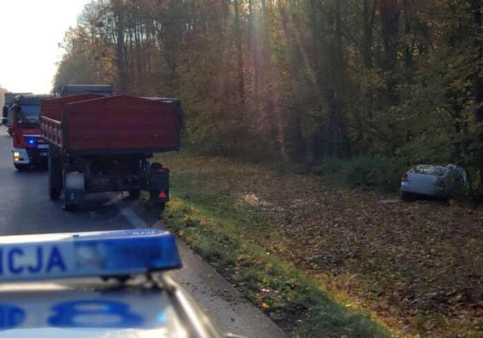Zderzenie pojazdów było tak silne, że traktor rozpadł się na dwie części, a auto osobowe wpadło do rowu