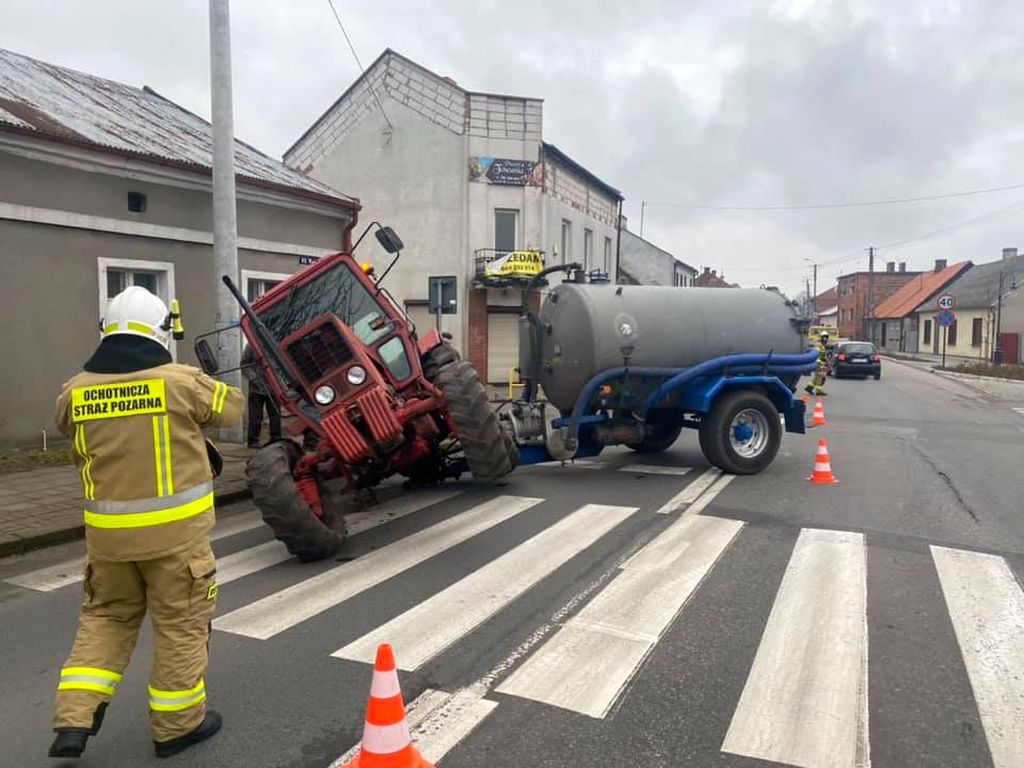 Zderzenie pojazdów było tak silne, że traktor rozpadł się na dwie części, a auto osobowe wpadło do rowu