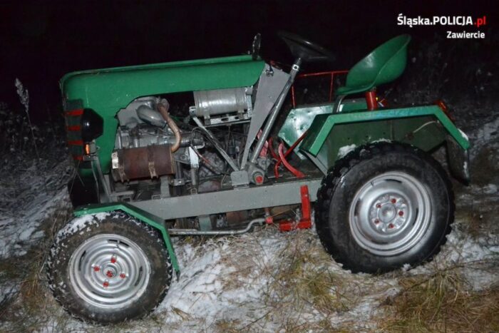 Zderzenie pojazdów było tak silne, że traktor rozpadł się na dwie części, a auto osobowe wpadło do rowu