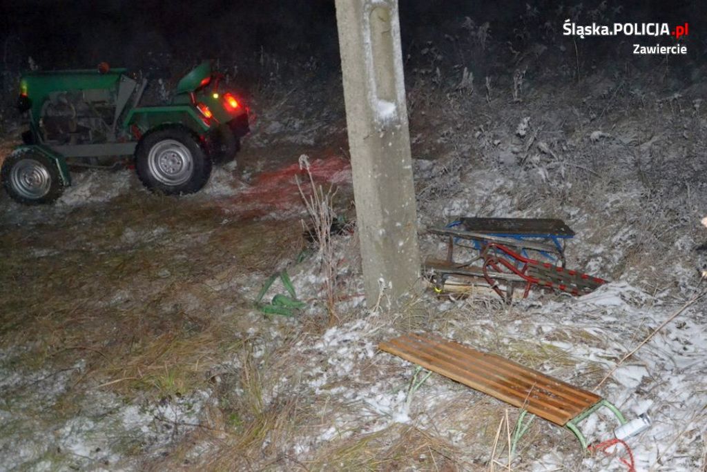 Zderzenie pojazdów było tak silne, że traktor rozpadł się na dwie części, a auto osobowe wpadło do rowu