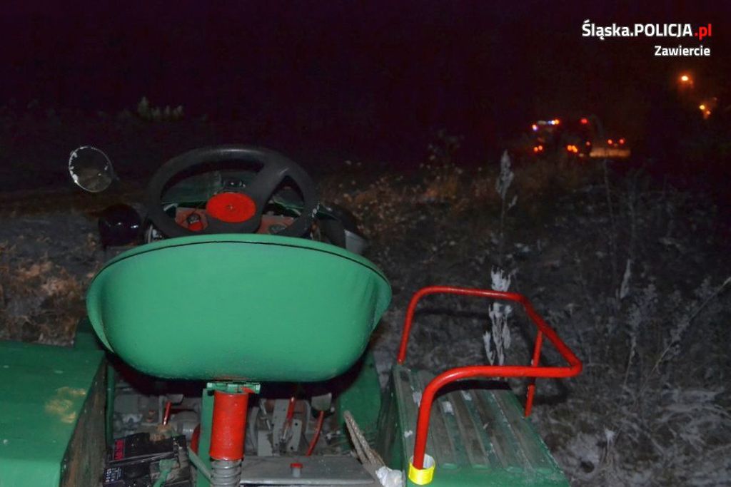 Zderzenie pojazdów było tak silne, że traktor rozpadł się na dwie części, a auto osobowe wpadło do rowu