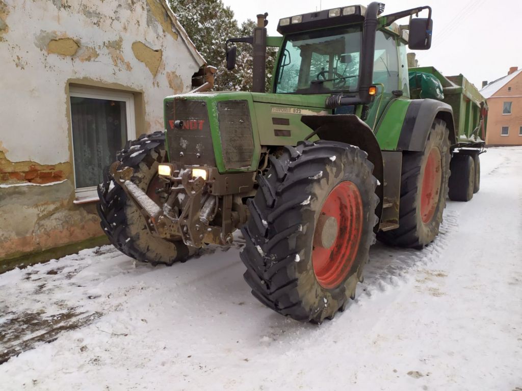 Zderzenie pojazdów było tak silne, że traktor rozpadł się na dwie części, a auto osobowe wpadło do rowu