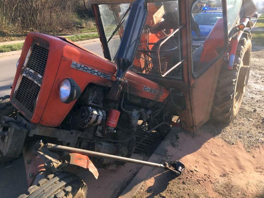 Zderzenie pojazdów było tak silne, że traktor rozpadł się na dwie części, a auto osobowe wpadło do rowu