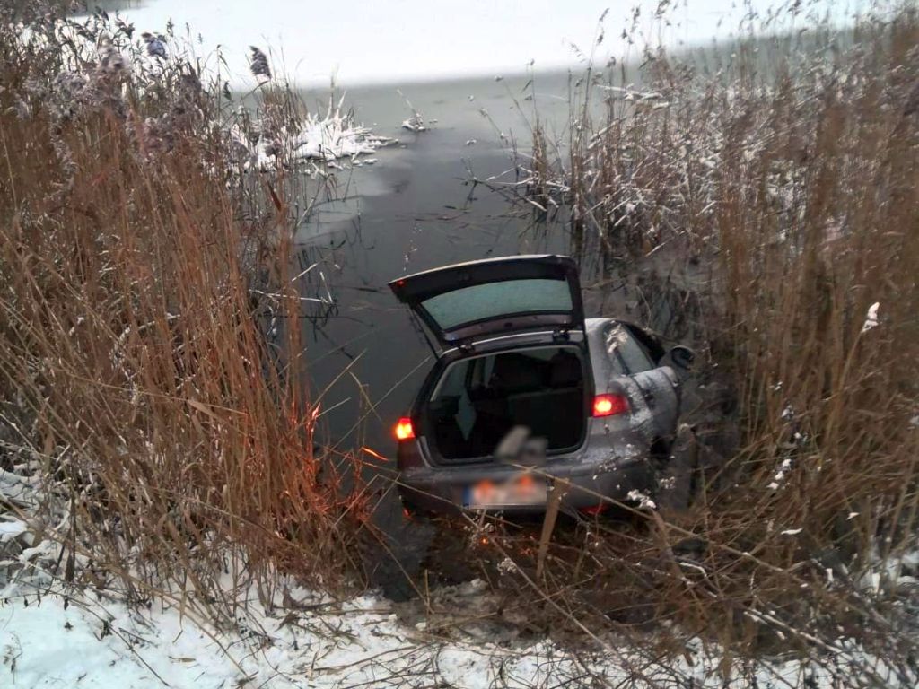 Porsche w stawie hodowlanym, seat w stawie, Lisiewice Duże, Guźnia