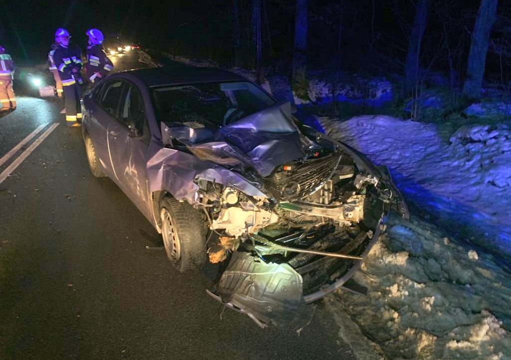 Zderzenie pojazdów było tak silne, że traktor rozpadł się na dwie części, a auto osobowe wpadło do rowu