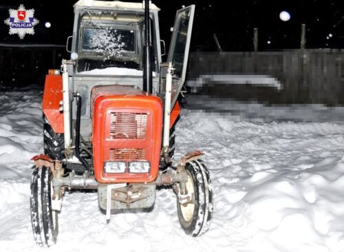 Zderzenie pojazdów było tak silne, że traktor rozpadł się na dwie części, a auto osobowe wpadło do rowu