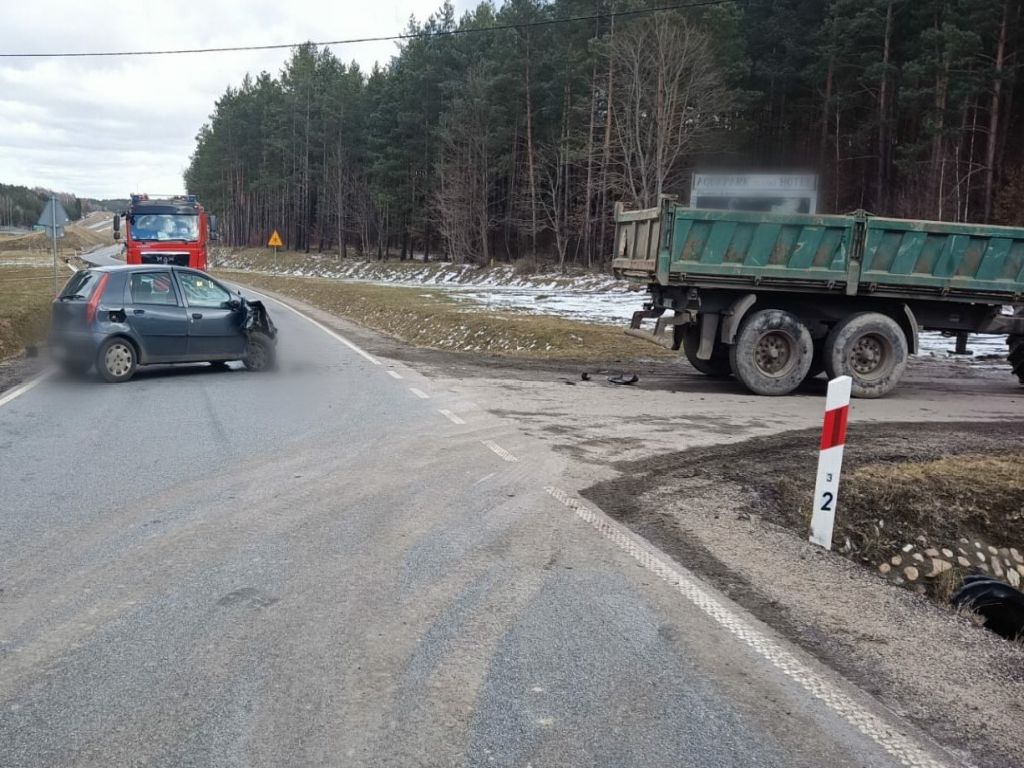 Zderzenie pojazdów było tak silne, że traktor rozpadł się na dwie części, a auto osobowe wpadło do rowu