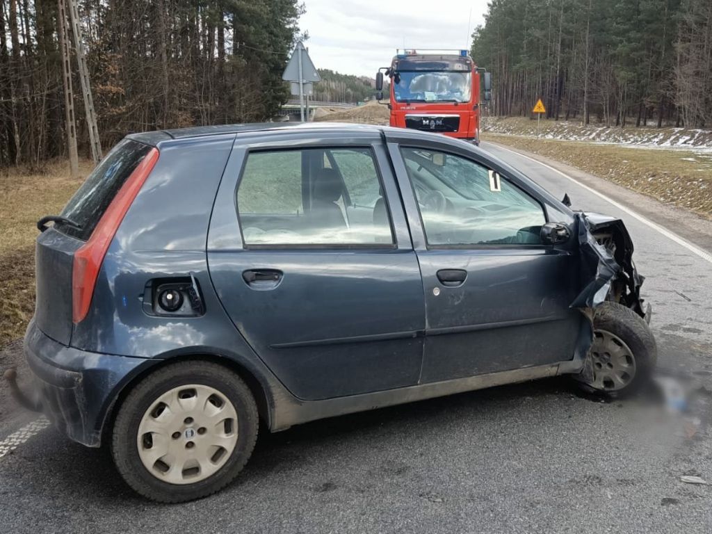 Zderzenie pojazdów było tak silne, że traktor rozpadł się na dwie części, a auto osobowe wpadło do rowu