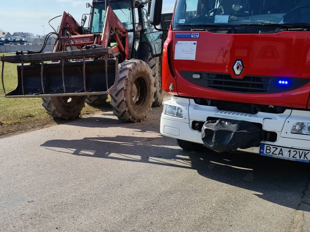 Zderzenie pojazdów było tak silne, że traktor rozpadł się na dwie części, a auto osobowe wpadło do rowu