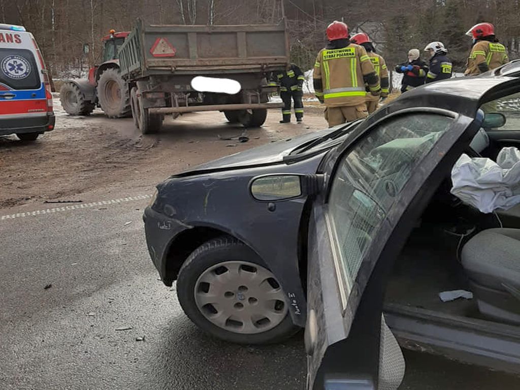 Zderzenie pojazdów było tak silne, że traktor rozpadł się na dwie części, a auto osobowe wpadło do rowu