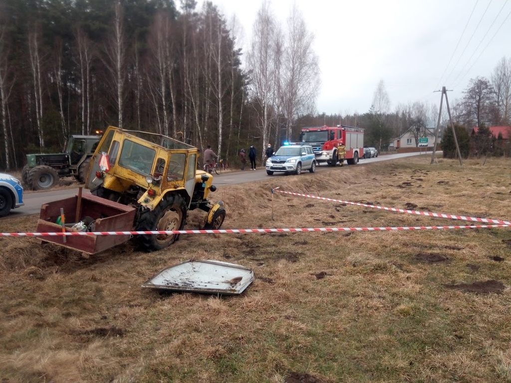 Zderzenie pojazdów było tak silne, że traktor rozpadł się na dwie części, a auto osobowe wpadło do rowu