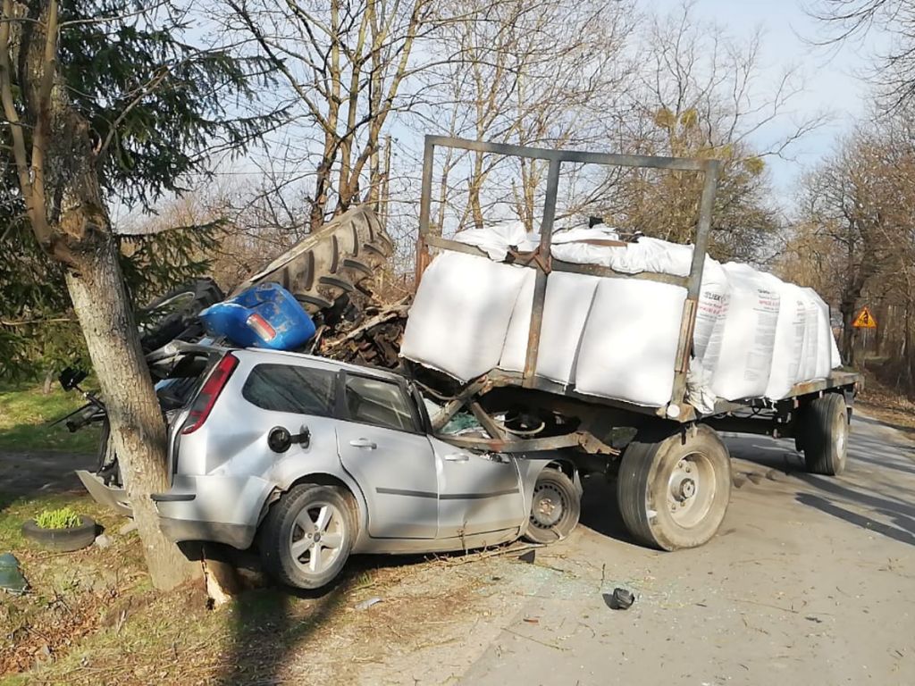 Zderzenie pojazdów było tak silne, że traktor rozpadł się na dwie części, a auto osobowe wpadło do rowu