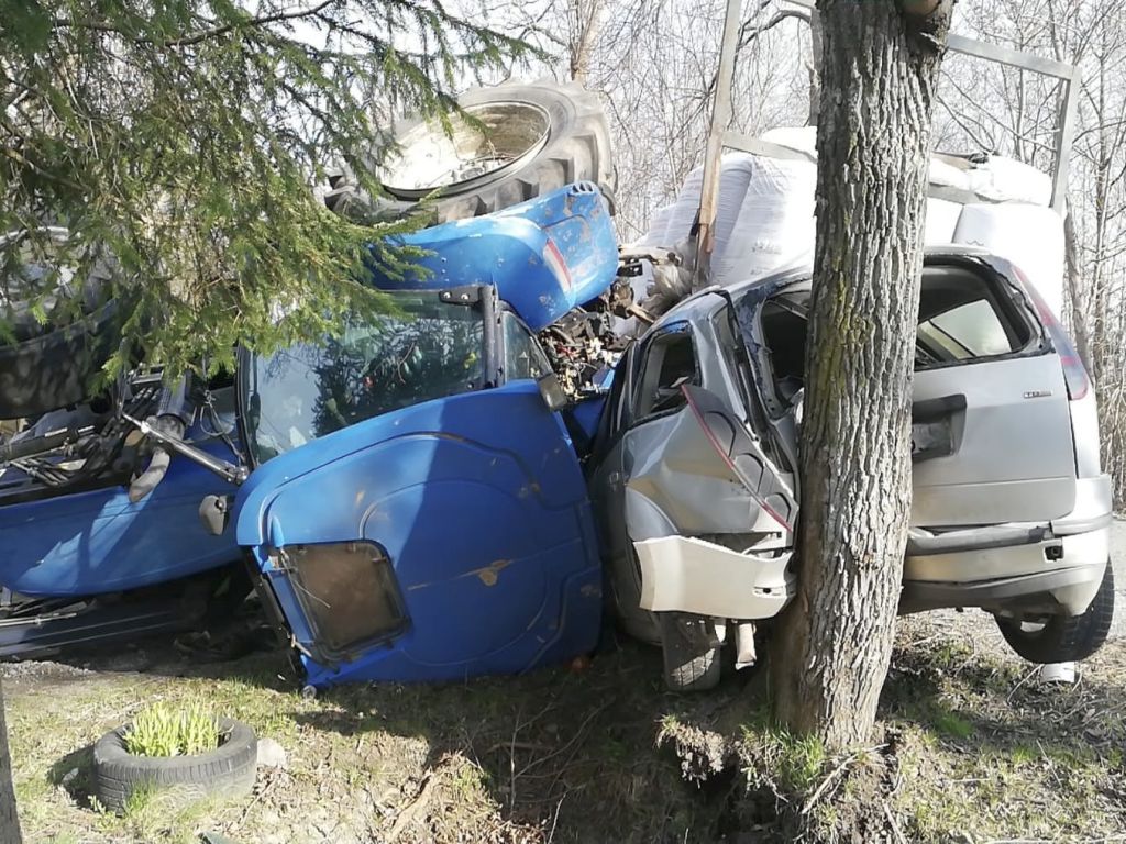 Zderzenie pojazdów było tak silne, że traktor rozpadł się na dwie części, a auto osobowe wpadło do rowu