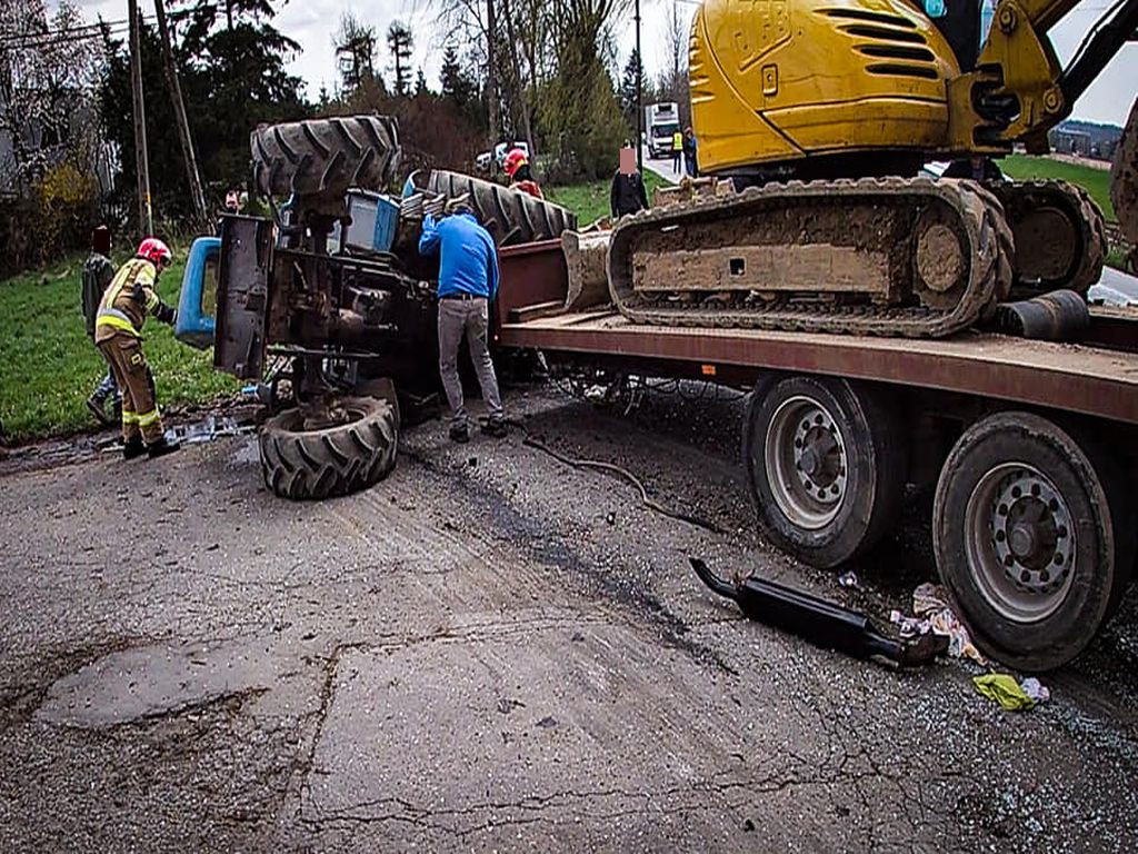 Zderzenie pojazdów było tak silne, że traktor rozpadł się na dwie części, a auto osobowe wpadło do rowu