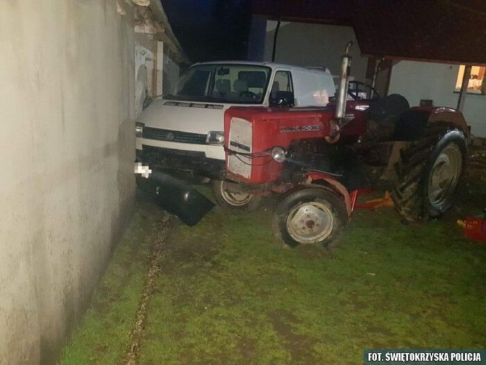Zderzenie pojazdów było tak silne, że traktor rozpadł się na dwie części, a auto osobowe wpadło do rowu