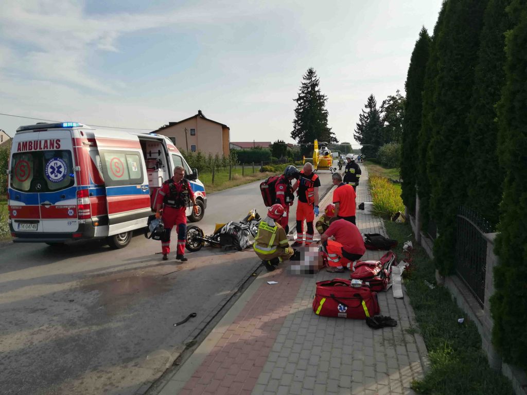 Zderzenie pojazdów było tak silne, że traktor rozpadł się na dwie części, a auto osobowe wpadło do rowu
