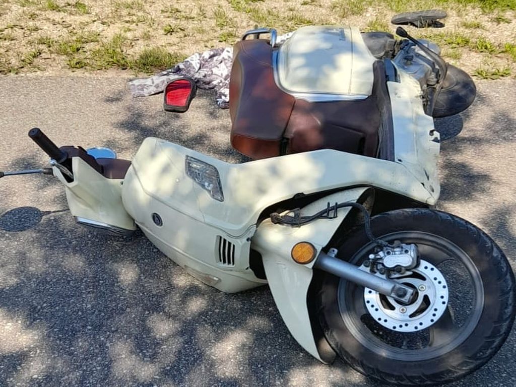 Zderzenie pojazdów było tak silne, że traktor rozpadł się na dwie części, a auto osobowe wpadło do rowu