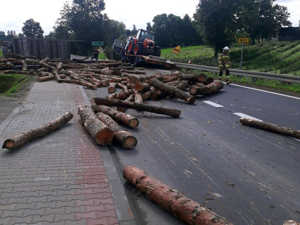 wypadek, kłody, drewno, ciągnik