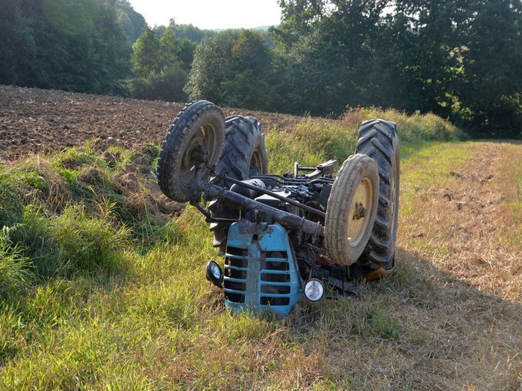 wywrócony ciągnik rolniczy, Kobylany, powiat krośnieński, KMP Krosno