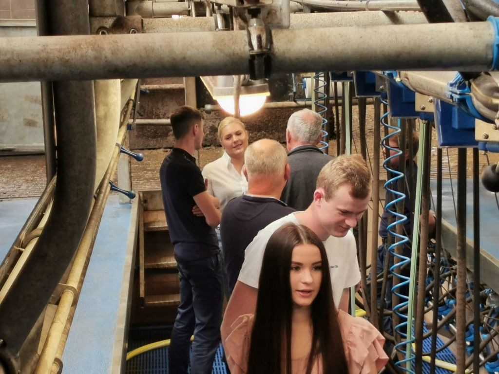 dni otwarte z Dairymaster, zwiedzanie obory, hala udojowa, dój krów, gospodarstwo rolne,