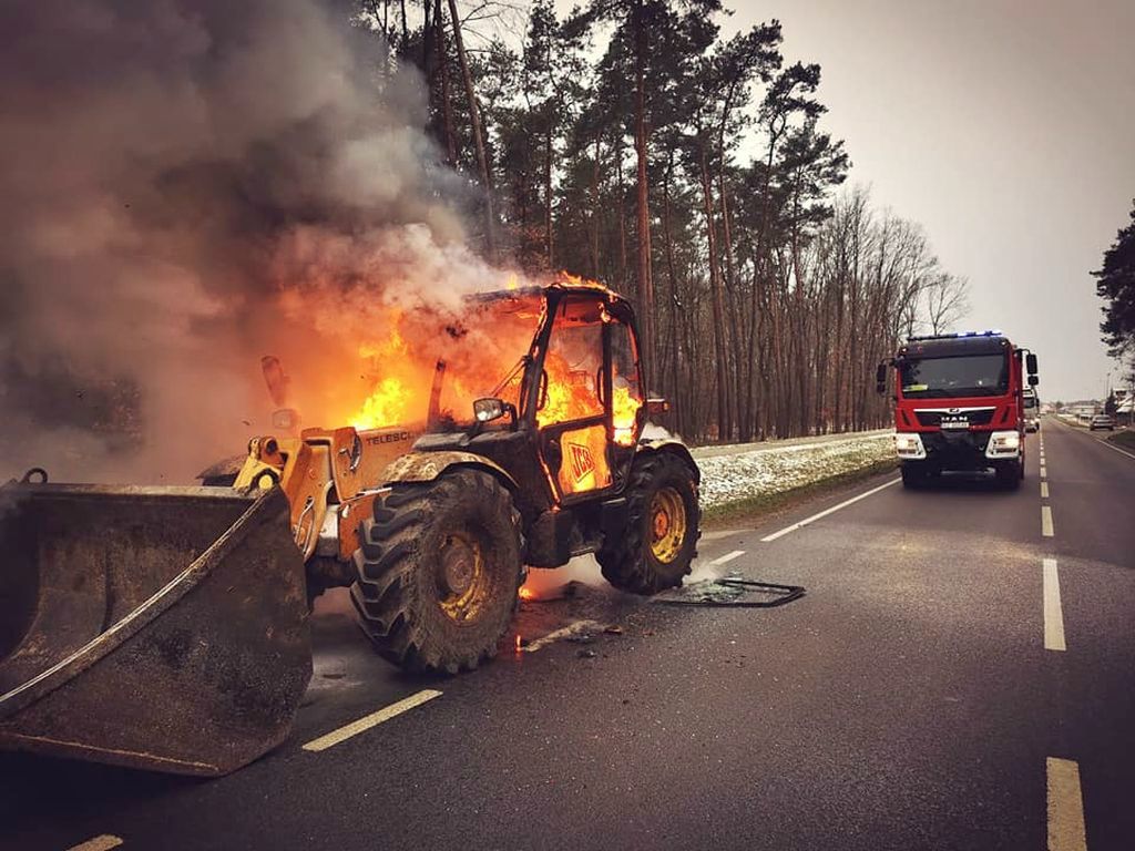 pożar ładowarki na drodze, Gniewczyna Tryniecka, powiat przeworski, KP PSP Przeworsk