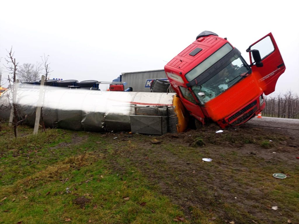 tir w sadzie, transport drobiu, Grójec, Turza Wielka, powiat mławski